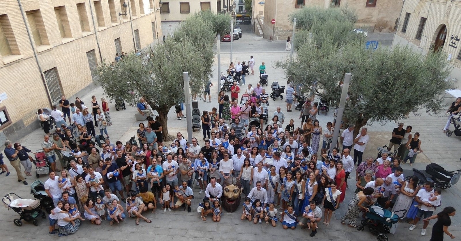 Foto de familia de todos los participantes en el acto prefiestas