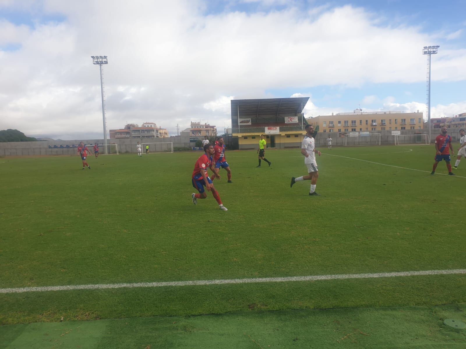 Los jugadores de la UD Lanzarote en el estadio Villa Isabel de Arona.