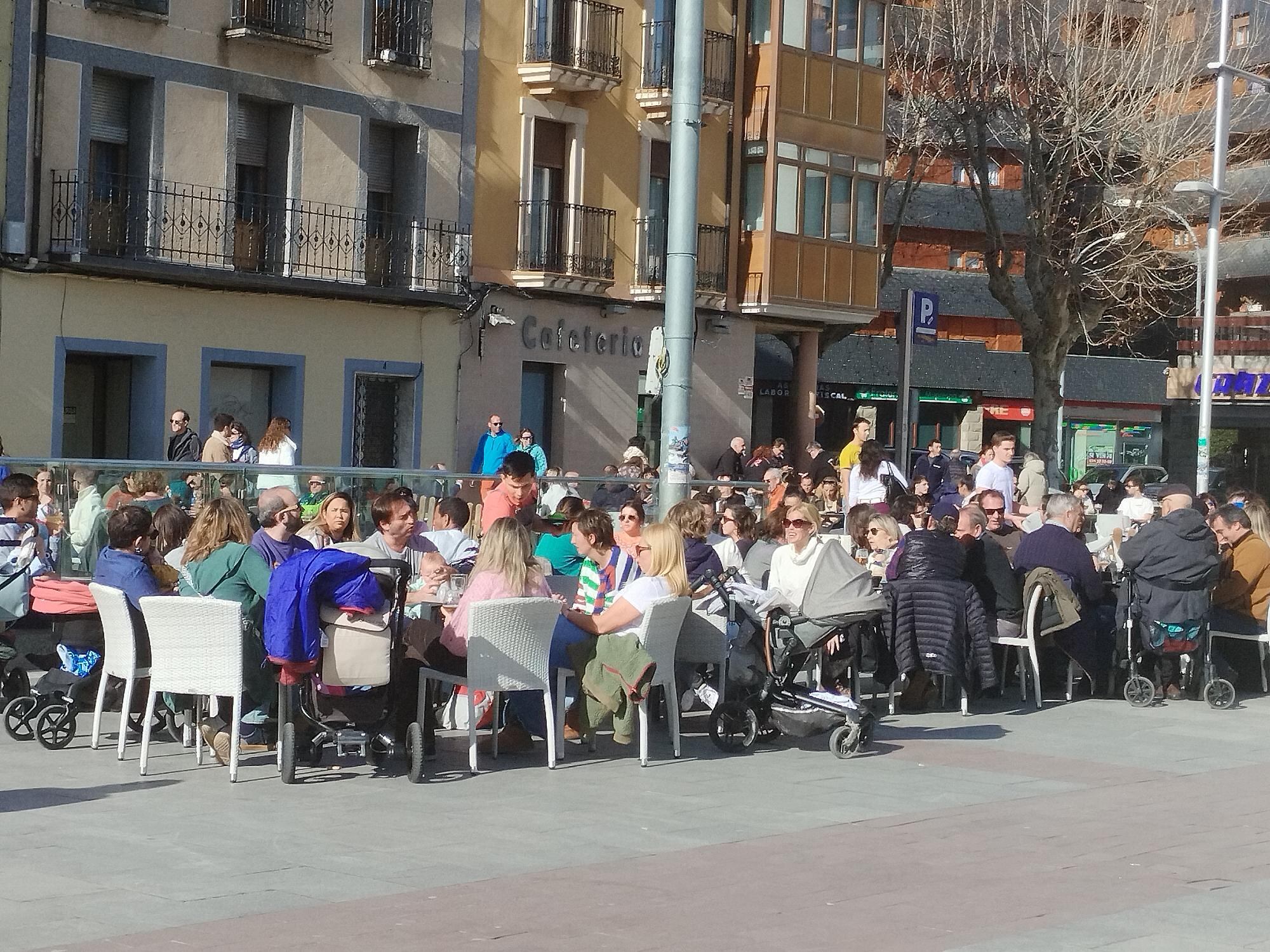 Terrazas llenas este fin de semana en Jaca, con temperaturas de hasta 19 ºC