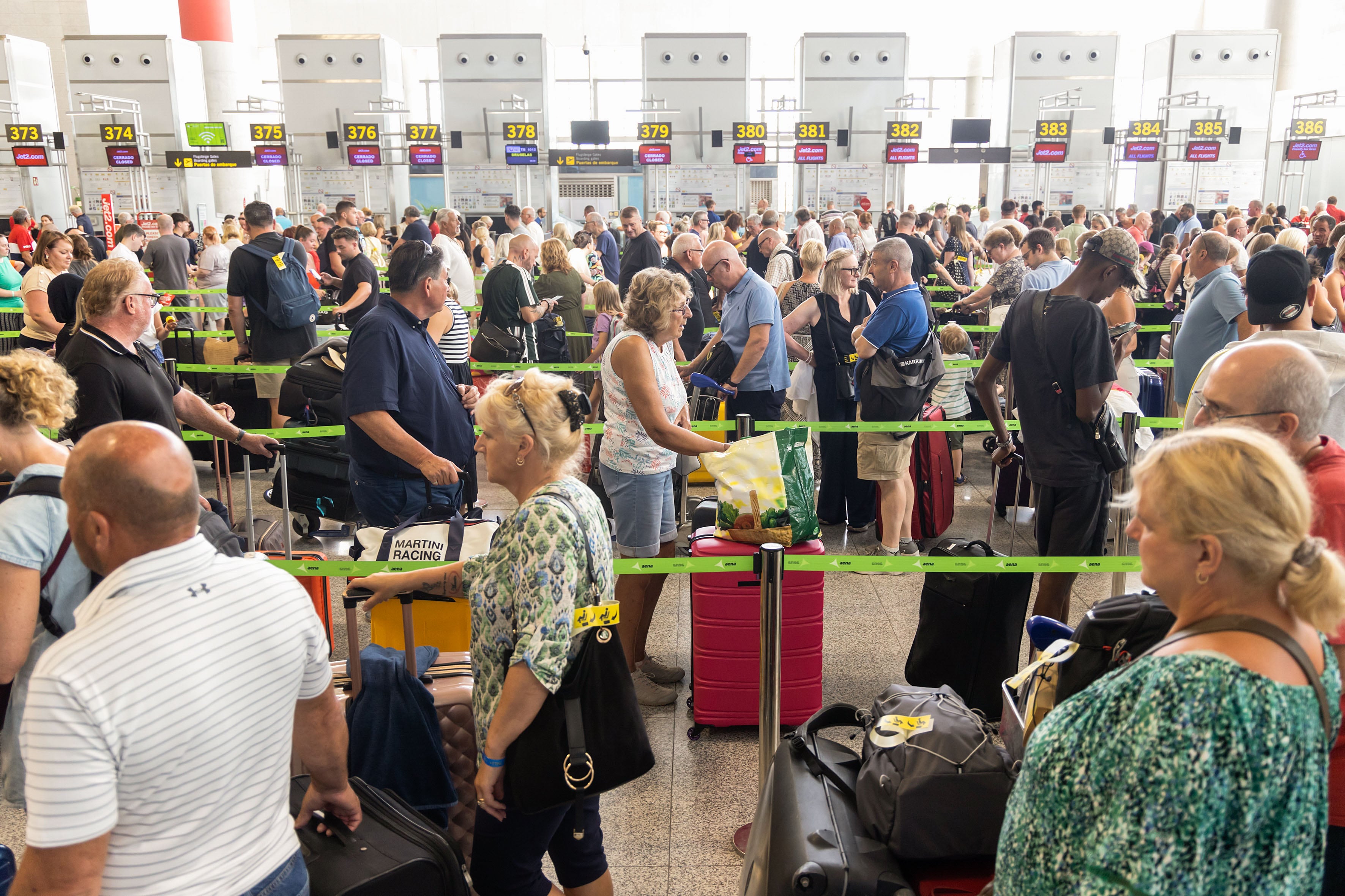 Numerosas personas hacen cola en la zona de facturación de la T-3 del Aeropuerto de Málaga tras la incidencia global de Microsoft.