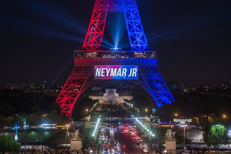 La torre Eiffel durante la presentación del Neymar en el PSG.