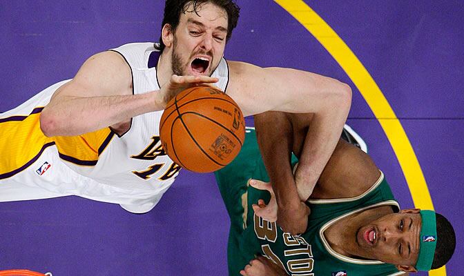 Pau Gasol lucha por una pelota con Paul Pierce