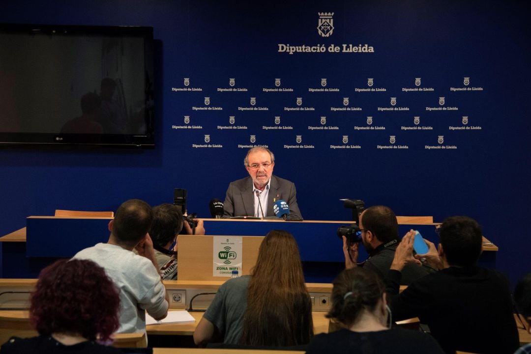 Joan Reñé compareix sol davant els mitjans per explicar que els motius de la seva dimissió. Dijous 11 d'octubre