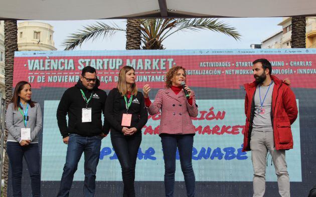 La edil Pilar Bernabé durante la celebración este domingo de &quot;València Startup Market&quot; en la plaza del Ayuntamiento