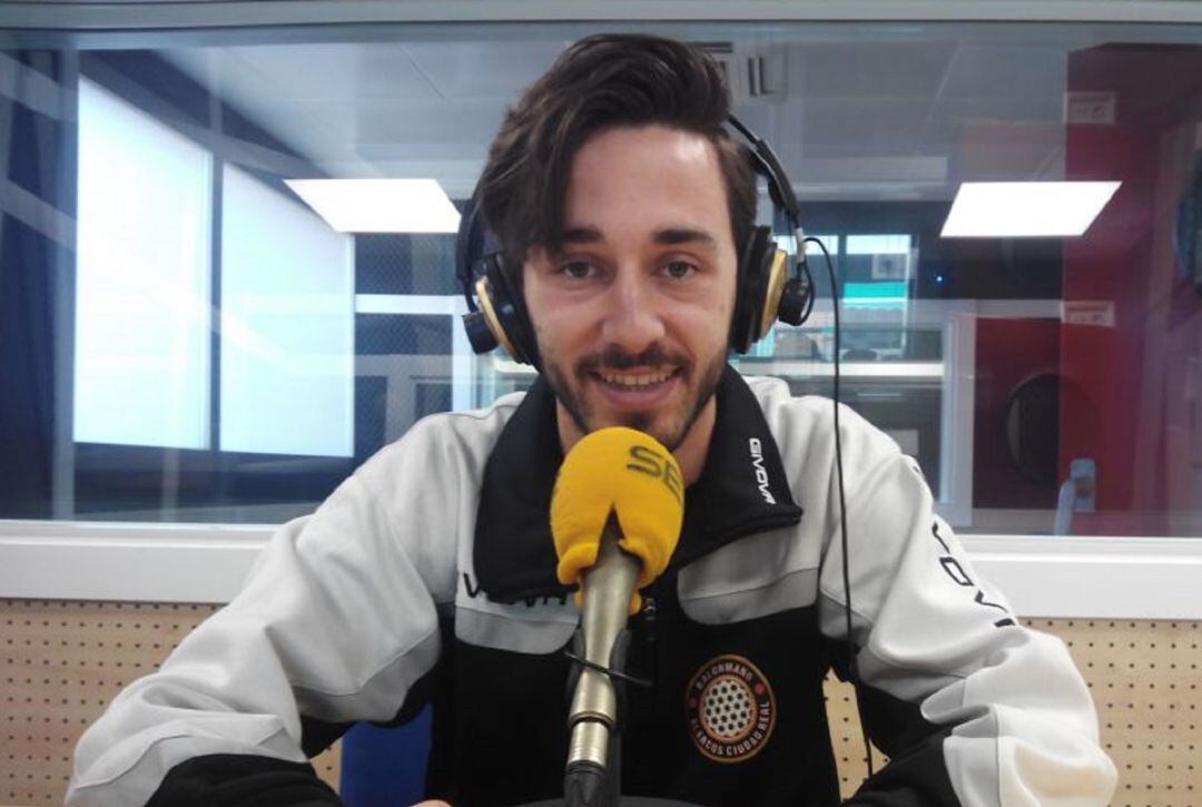 El extremo hispano británico, Brian Negrete, en los estudios de la Cadena SER Ciudad Real.