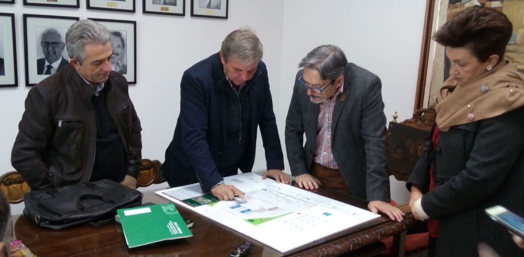 El delegado de Medio Ambiente en funciones, Juan Eugenio Ortega, explica el proyecto del punto limpio al alcalde de Alcaudete, Valeriano Bermúdez.