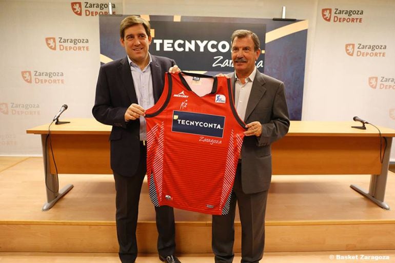 Emilio Garcés junto a Reynaldo Benito en la presentación de la nueva camiseta del equipo