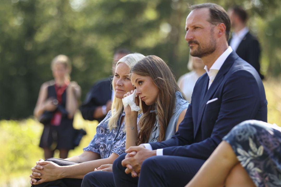 La princesas noruegas Mette-Marit e Ingrid Alexandra, junto al príncipe Haakon, en el memorial celebrado este jueves en recuerdo de las víctimas del atentado terrorista de Utoya en 2011.