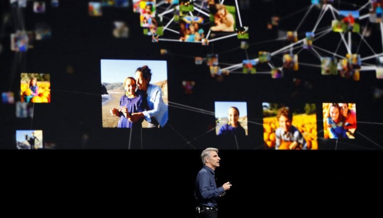 Craig Federighi, vicepresidente de software de Apple, habla acerca de ‘Moments’, la nueva característica de la app ‘Fotos’.