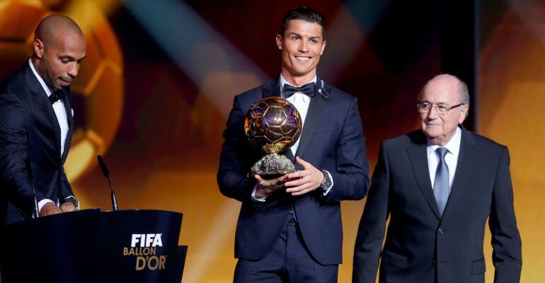 Cristiano Ronaldo posa con su tercer Balón de Oro junto a Thierry Henry y Joseph Blatter. (Getty Images)