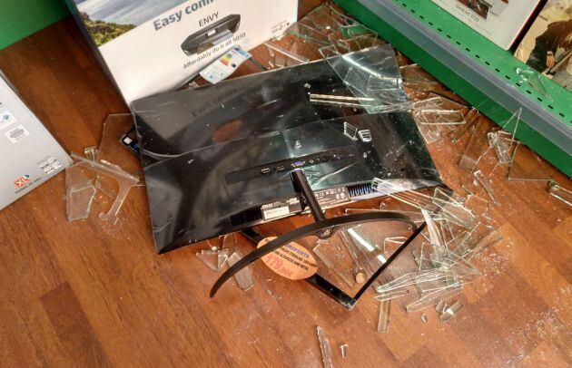 Numerosos daños materiales, tras el robo sufrido este lunes en esta tienda de informática de Valdepeñas (Ciudad Real)