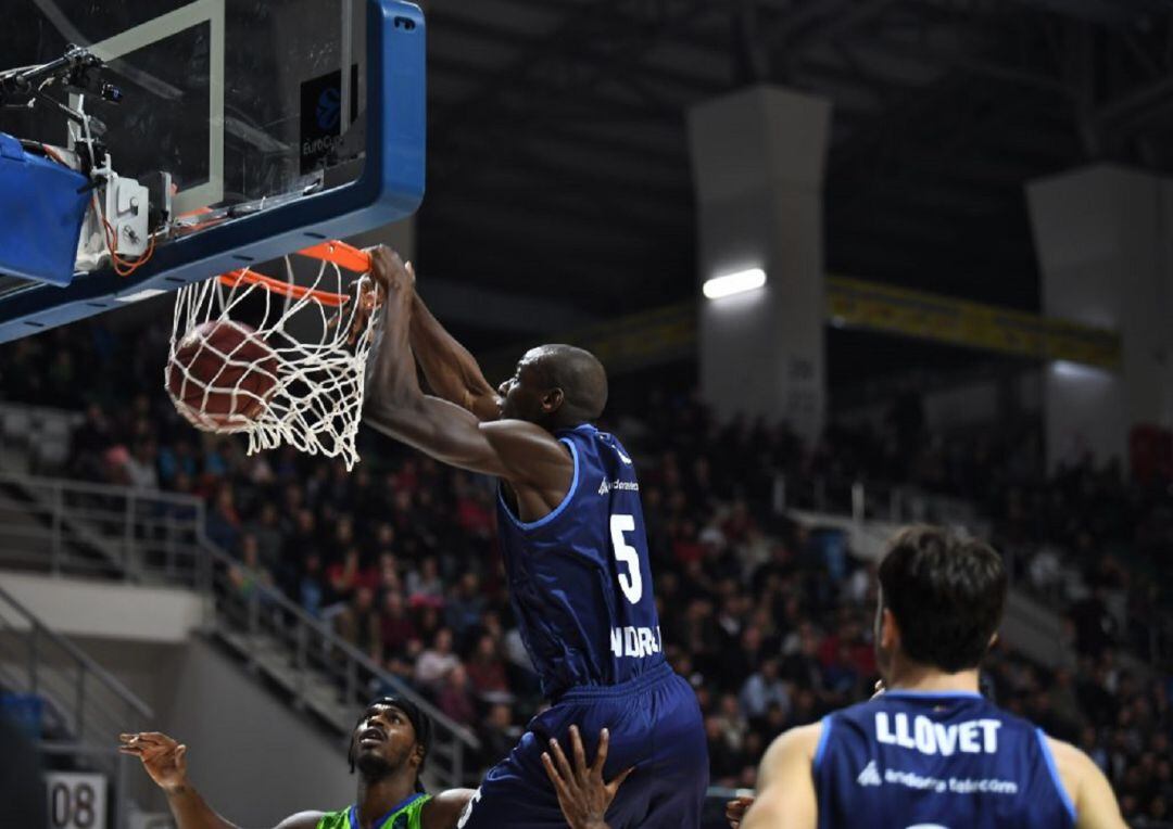 Sy esmatxa durant el partit entre el Morabanc i el Tofas Bursa turc amb el què l'equip d'Ibon Navarro va acomiadr-se ahir de l'Eurocup.