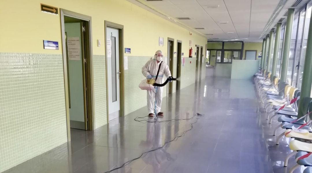 Un operario desinfecta las instalaciones de un centro de salud