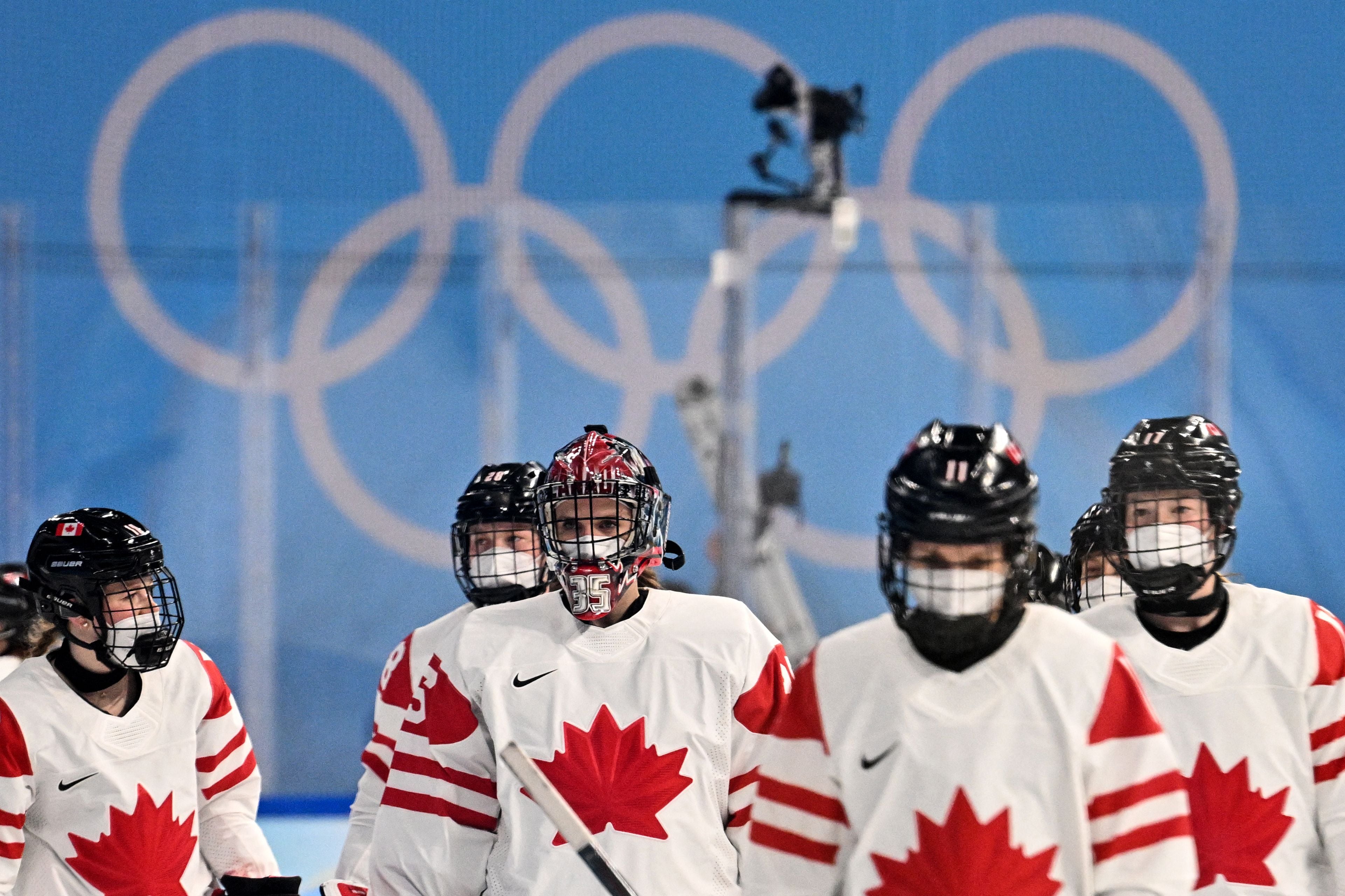 Las jugadoras canadienses, con mascarilla