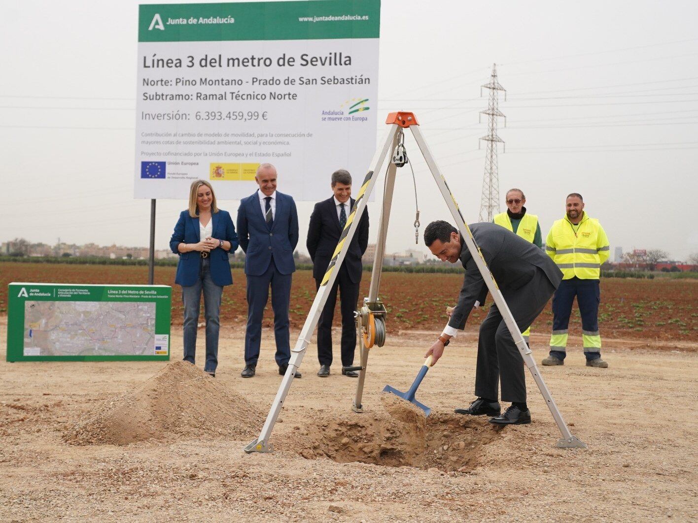 Imagen de Archivo del presidente de la Junta, Juanma Moreno, coloca la primera piedra de la línea 3 del Metro en presencia de la consejera Mari Fran Carazo, el alcalde Antonio Muñoz y el delegado del Gobierno Pedro Fernández