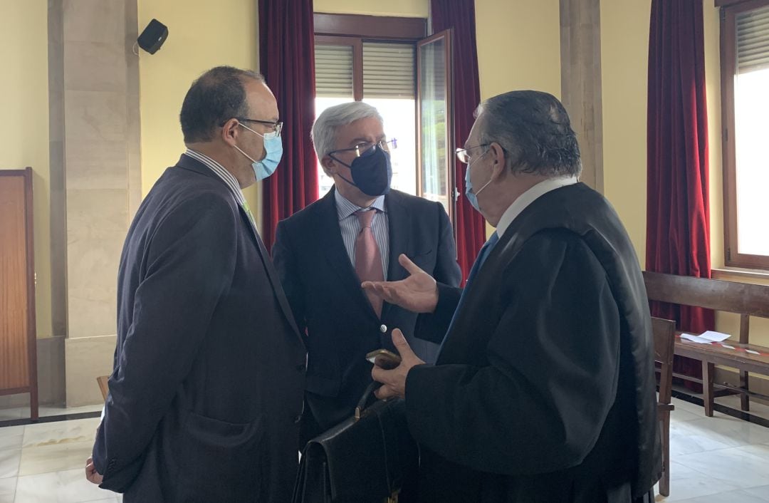 José Enrique Fernández de Moya (centro), minutos antes del inicio de la última jornada del juicio.