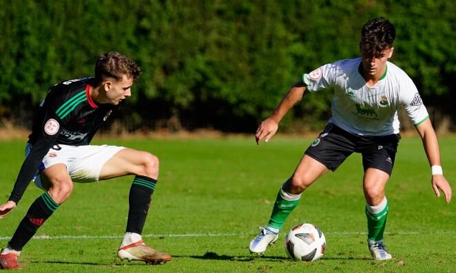 Yeray protege la pelota ante Álex Basurto (Gimnástica), en un partido con el Rayo Cantabria