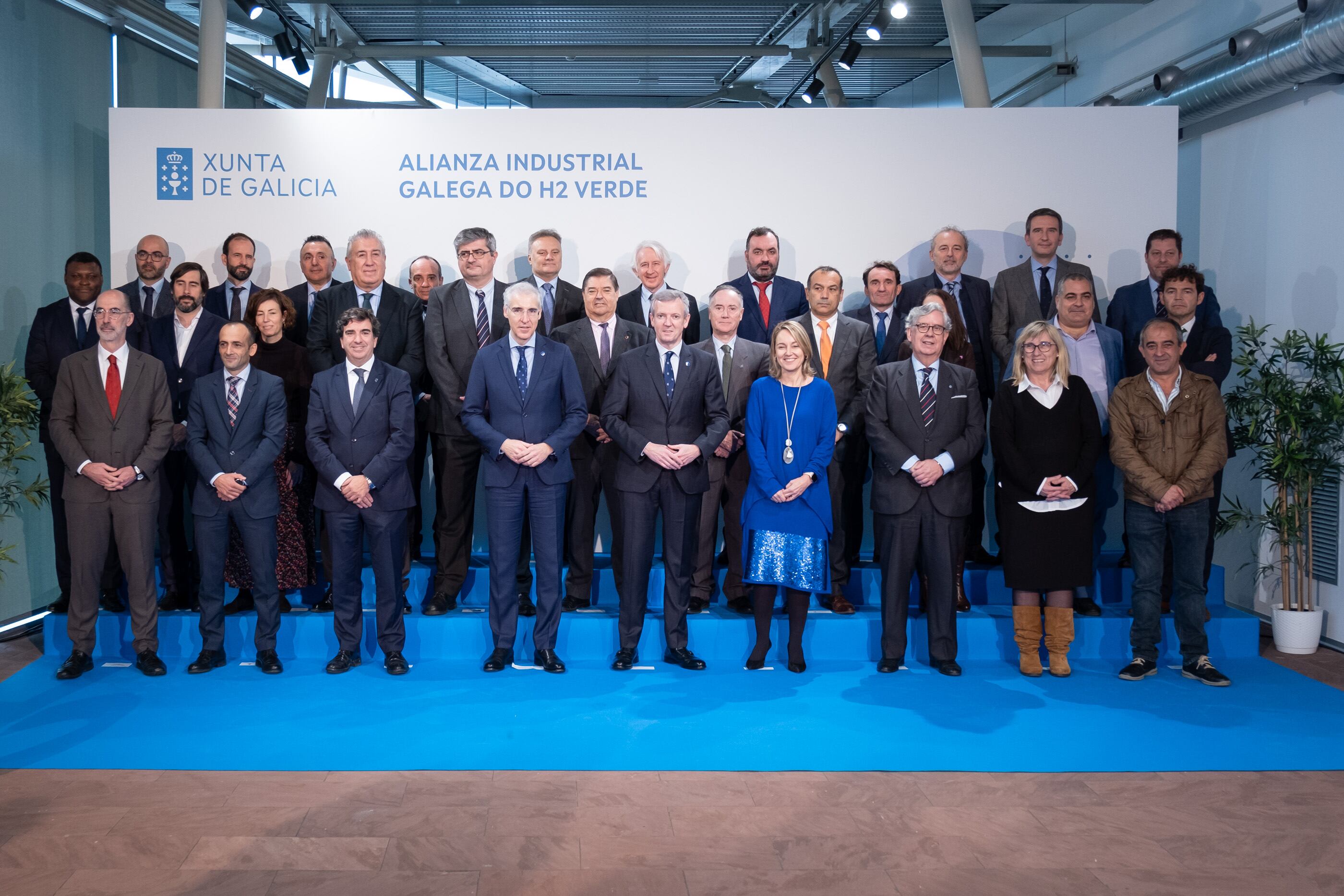 O titular do Executivo galego, Alfonso Rueda, acompañado do vicepresidente primeiro e conselleiro de Economía, Industria e Innovación, Francisco Conde, asiste á presentación da Alianza industrial galega do hidróxeno verde. Edificio Fontán, Santiago de Compostela, 21/12/22.