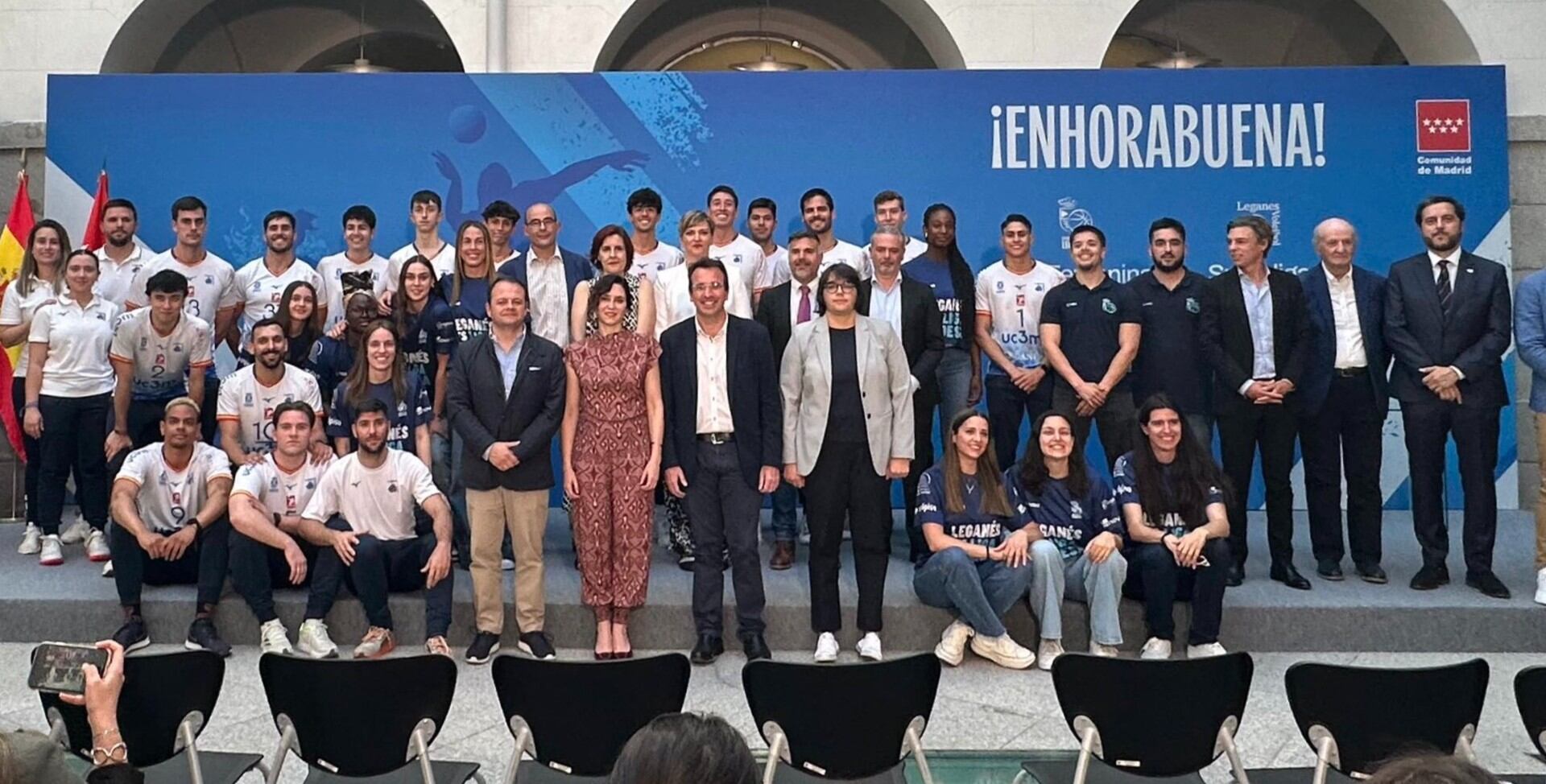 Jugadores y directivas del UC3M Voleibol Leganés e Innova- tsn junto a la presidenta regional y el alcalde