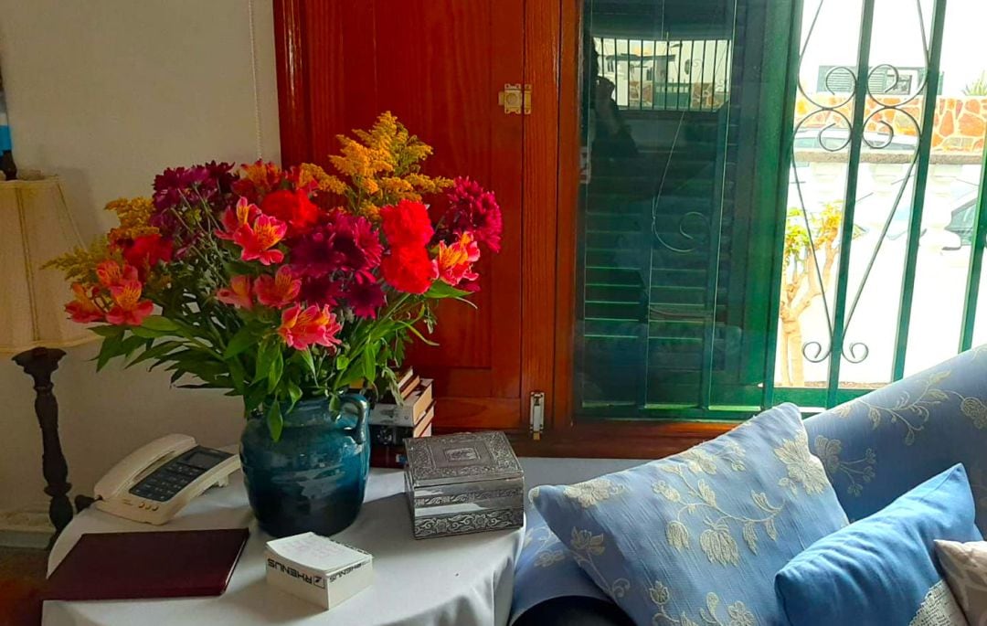 El ramo de flores que le regaló Lourdes a Mari Luz en el salón de su casa