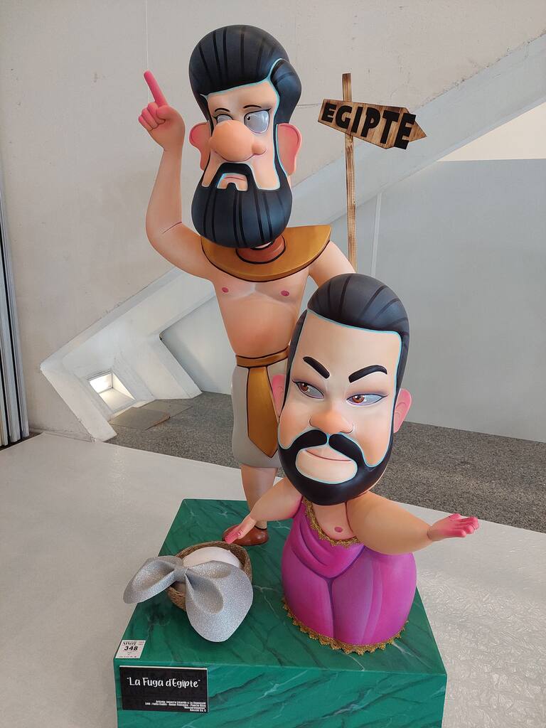 La Exposición del Ninot de las Fallas 2023 abre sus puertas con 750 figuras que rebosan diseño y sátira. Todas ellas quieren salvarse de las llamas gracias al voto popular.