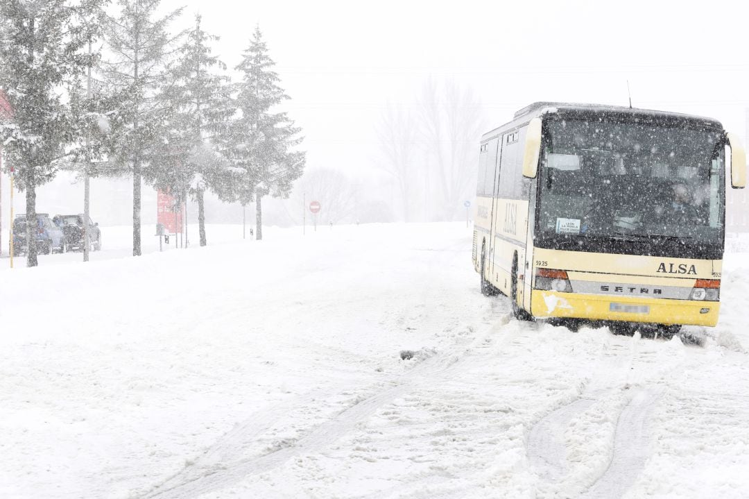 Nieve en la Nacional 630, a la altura de Villamanín (León)
