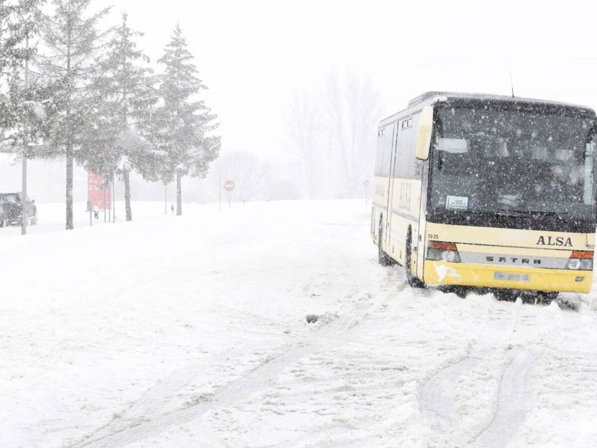 El temporal de nieve deja pueblos incomunicados y carreteras cortadas a su paso por Castilla y León