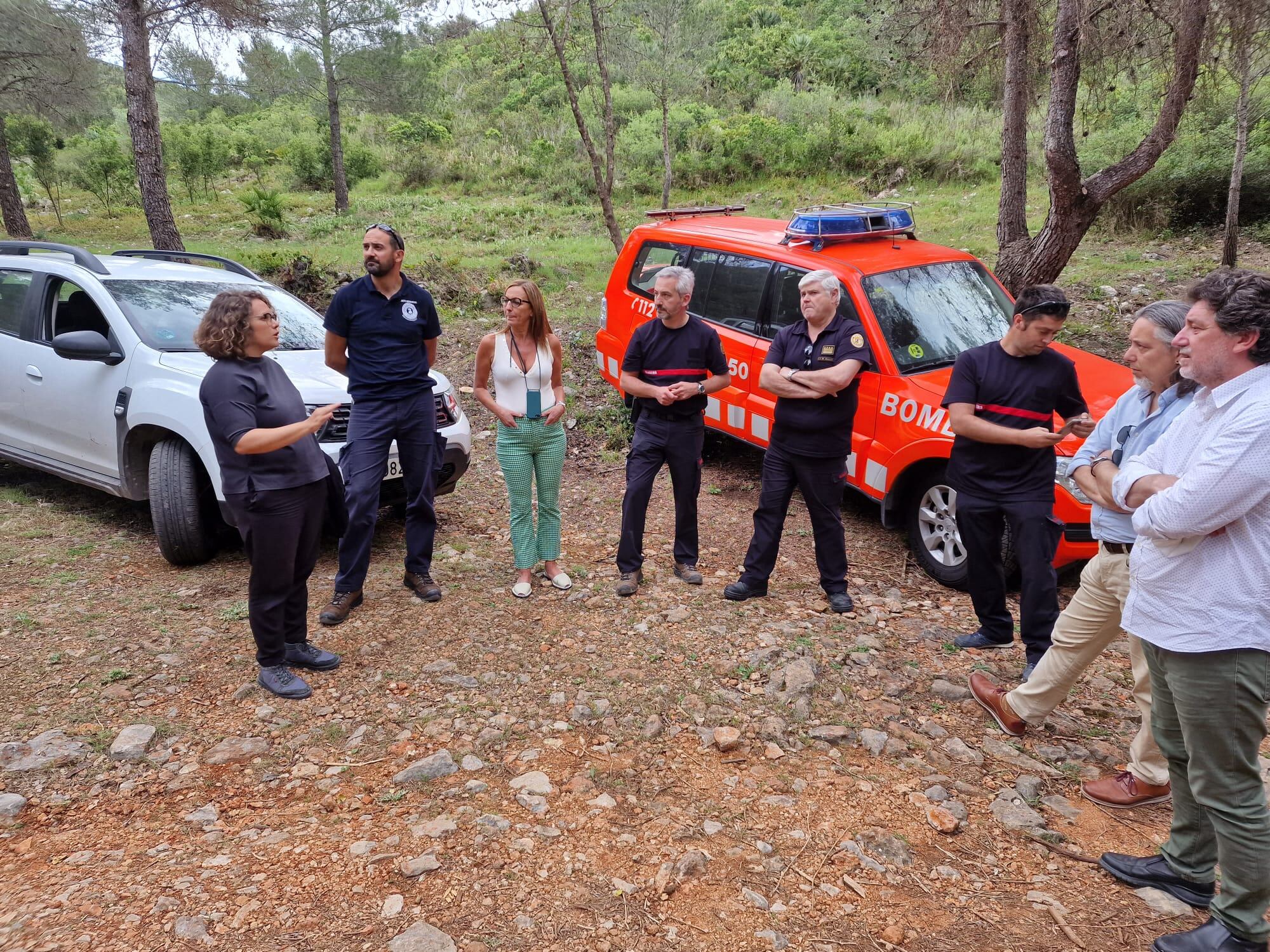 La presidenta del Consorcio de Bomberos de València, Maria Josep Amigó, acompañada del gerente del CPBV, Josep Ballester, el inspector jefe, José Miguel Basset, y la concejala de Gestión Responsable del Territorio del Ayuntamiento de Gandia, Alícia Izquierdo durante la visita.