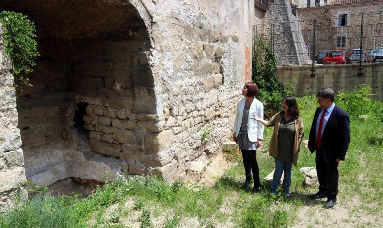 L&#039;arqueòloga Maribel Fuertes amb l&#039;alcaldessa Marta Madrenas i el regidor Joan Alcalà.