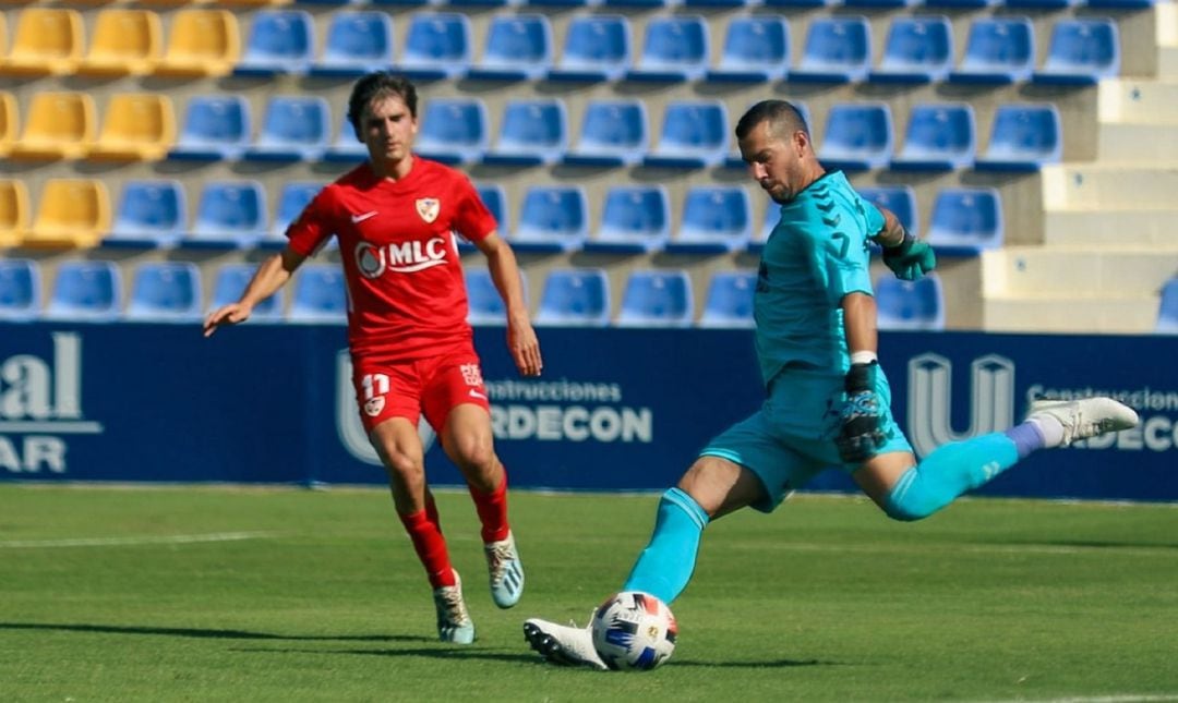 Biel Ribas despejando el balón