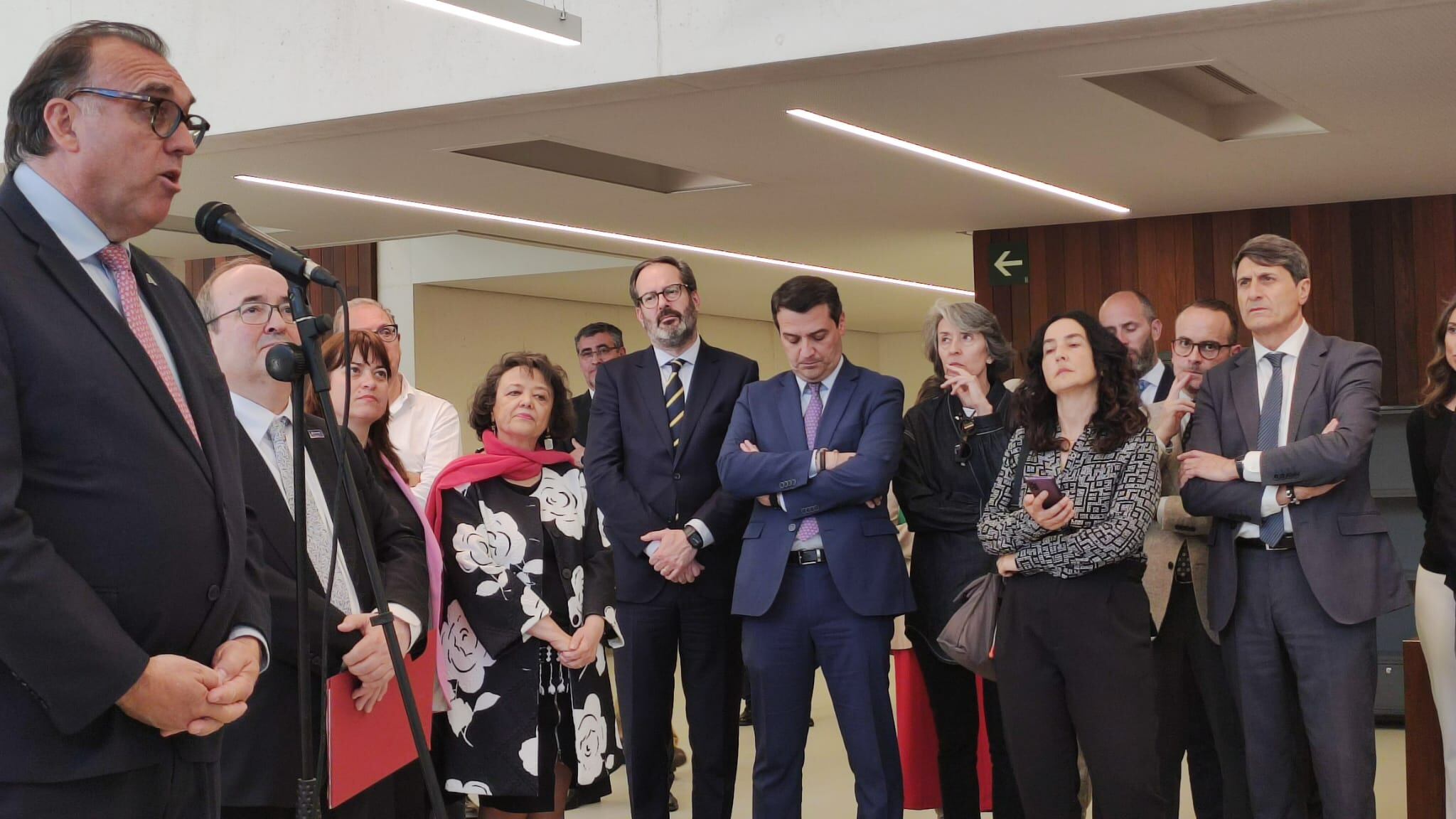 El consejero de Cultura, Arturo Bernal, el ministro de Cultura, Miquel Iceta y el resto de autoridades que han acudido al acto de traspaso de la Biblioteca del Estado en Córdoba