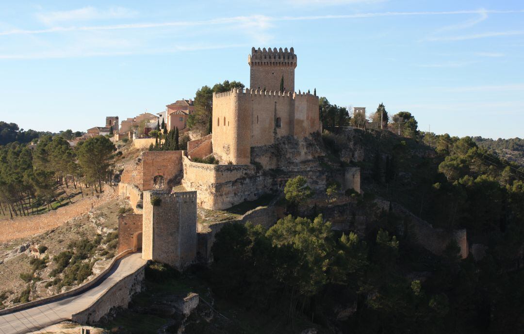 Alarcón, con el castillo, hoy Parador de Turismo, en primer plano.