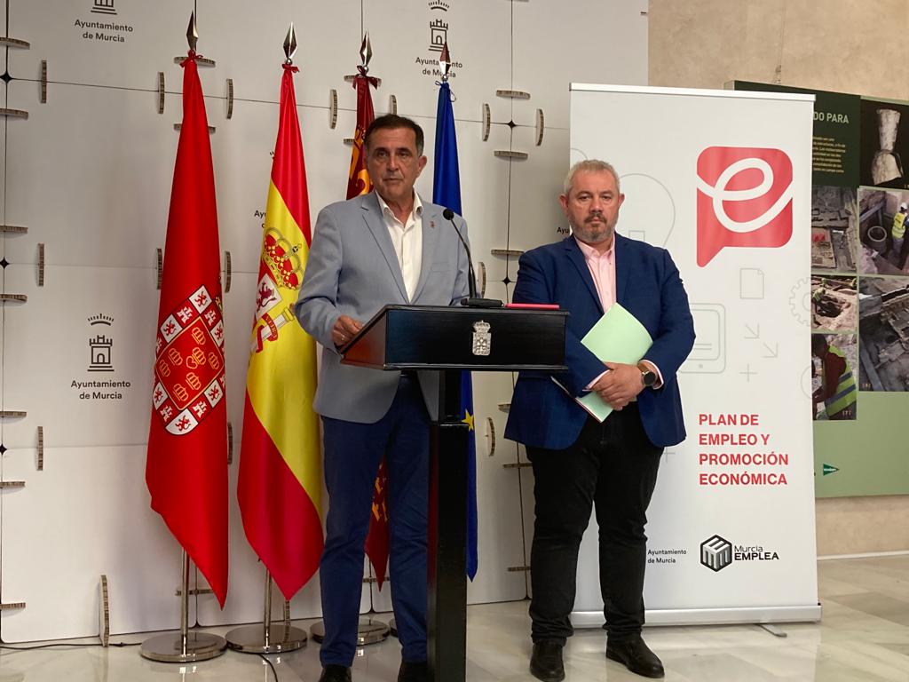 El alcalde de Murcia, José Antonio Serrano, y el concejal de Empleo, Juan Vicente Larrosa