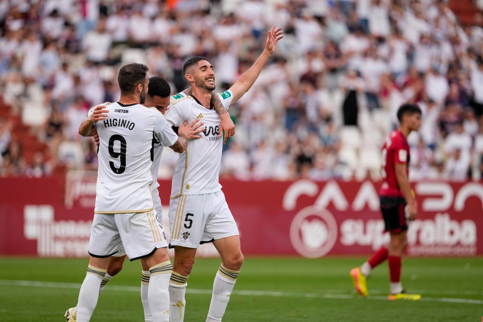 Ros celebra su gol ante el Mirandés