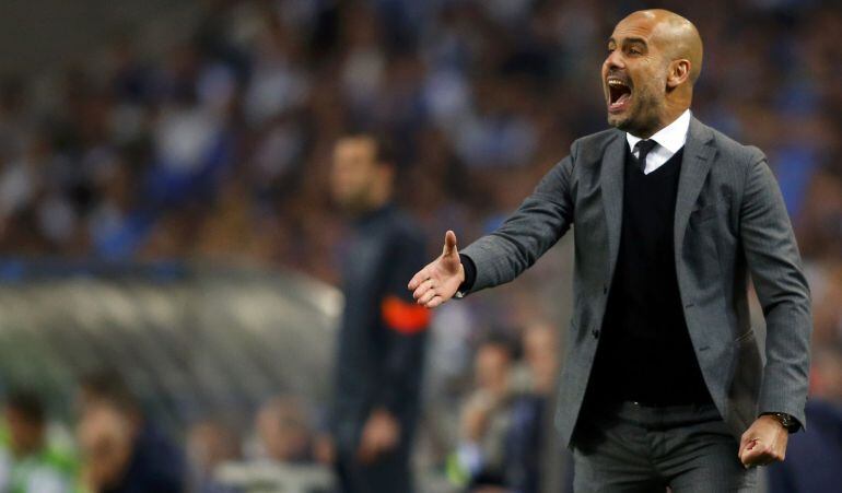 Bayern Munich&#039;s coach Pep Guardiola shouts during their Champions League quarterfinal first leg soccer match against Porto at Dragao stadium in Porto April 15, 2015.   REUTERS/Miguel Vidal 