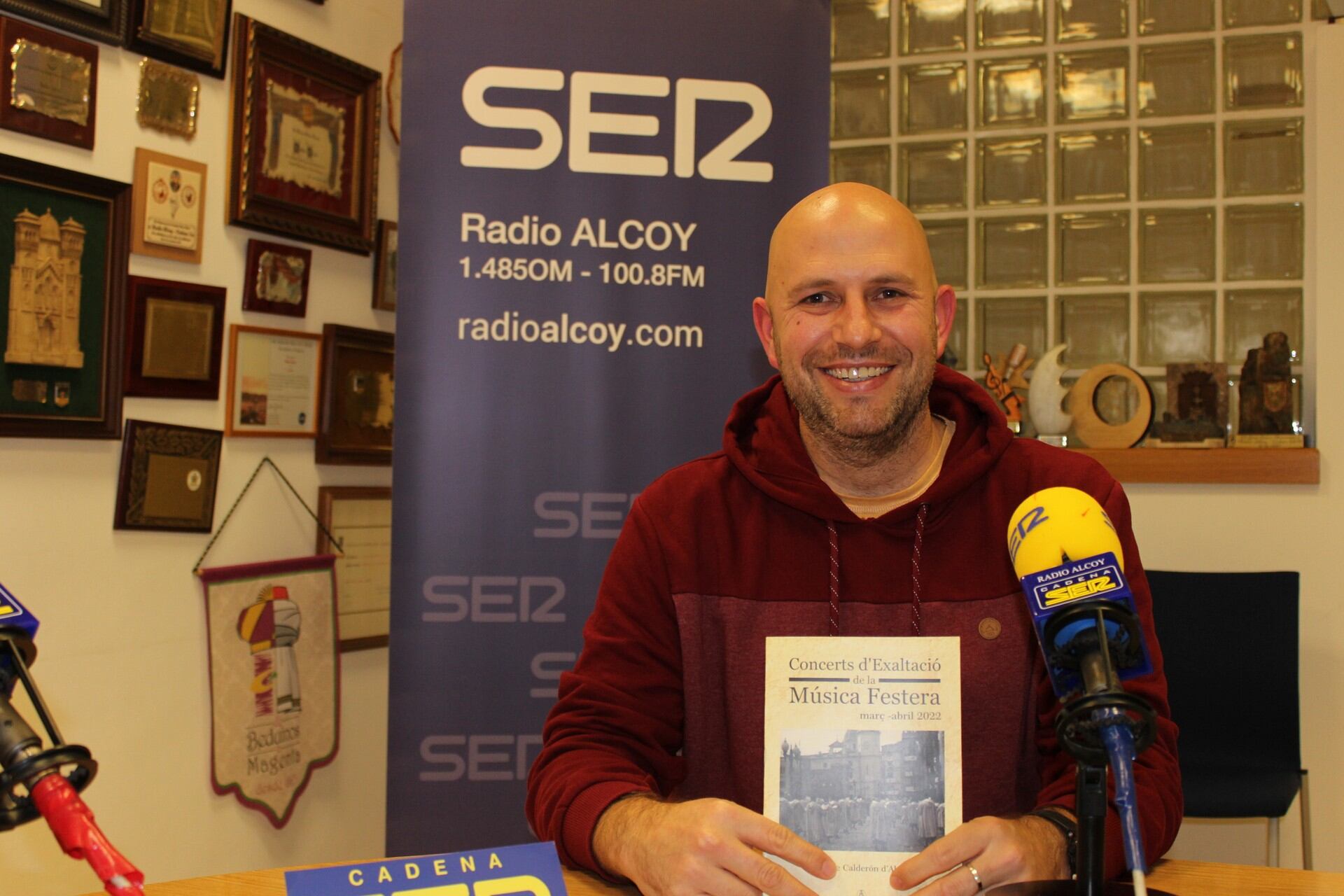 Alfonso Yépez, Chipi, president de la Societat Unió Musical d'Alcoi, ha presentat en 'Tragaluz' el concert de Festes.