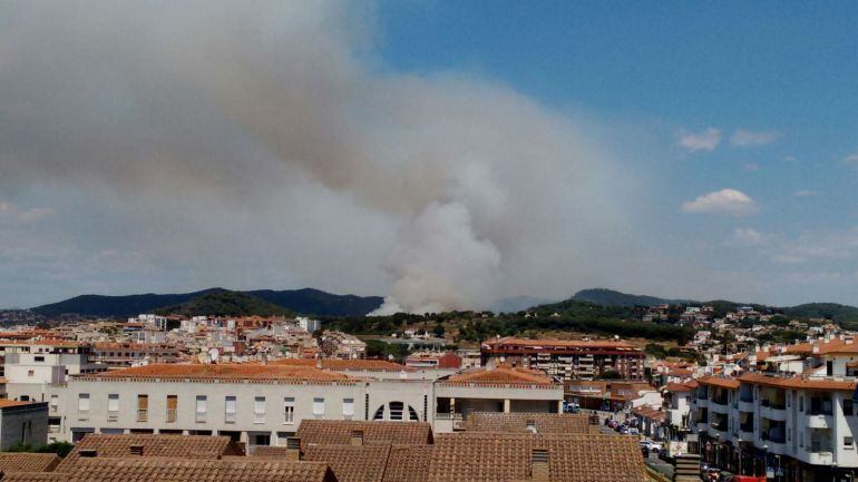 Fum de l&#039;incendi que crema a Blanes i ha obligat a desallotjar, de moment, tres ubanitzacions