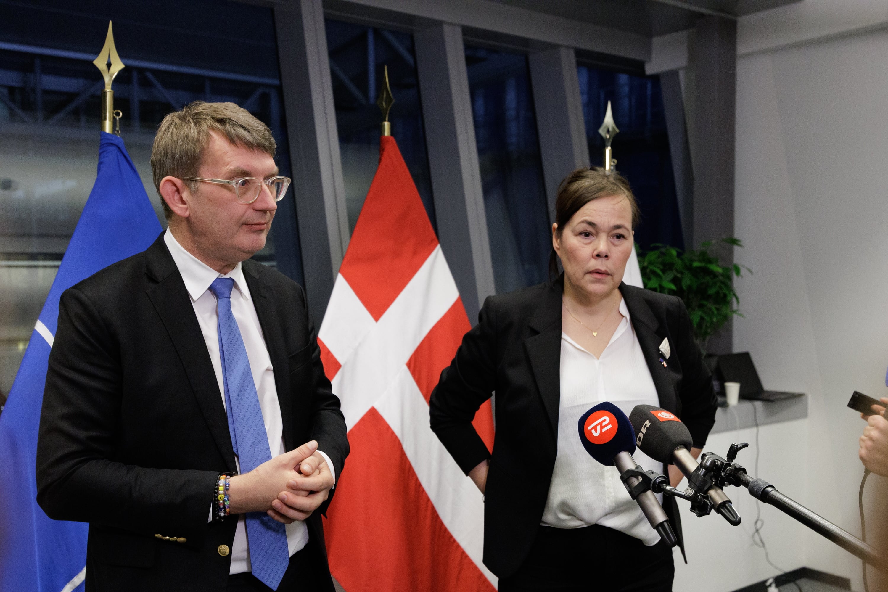 Roels Lund Poulsen, ministro de Defensa de Dinamarca, y Vivian Motzfeldt, ministra de Exteriores de Groenlandia durante una rueda de prensa en la OTAN
