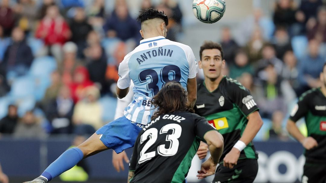 Antoñín, en su etapa con el Málaga, realiza un remate contra el Elche