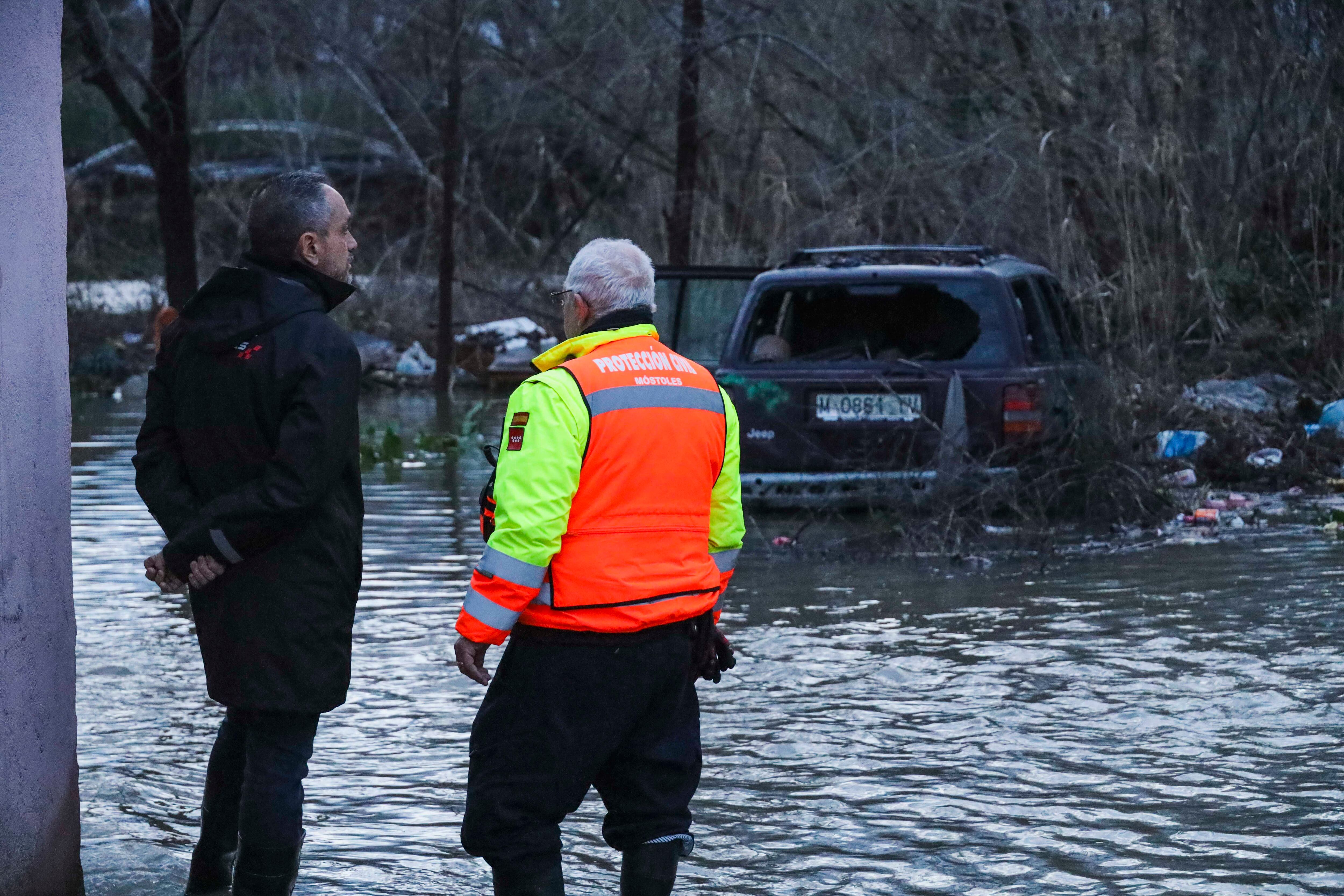 El alcalde de Móstoles, Manuel Bautista junto a los servicios de emergencias en el poblado de Las Sabinas