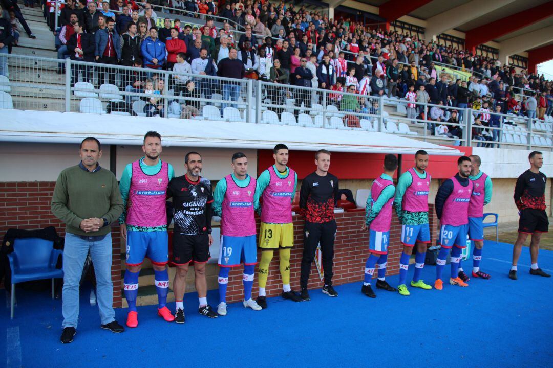 Salva junto a su banquillo.