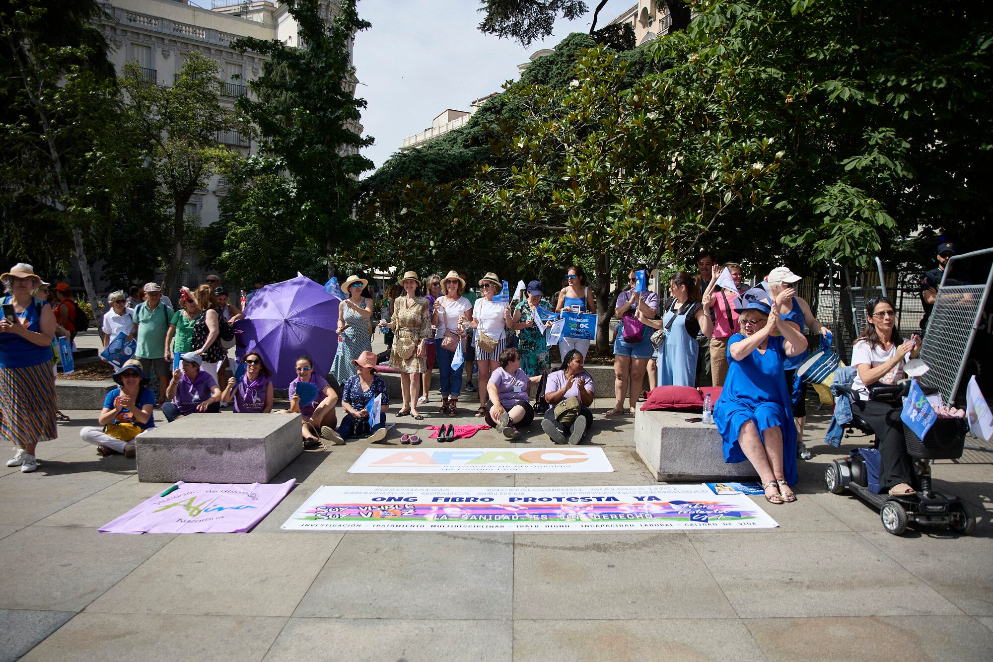 Varias personas participan en una sentada pacífica en Madrid, frente a las Cortes. Foto: Jesús Hellín (Europa Press)