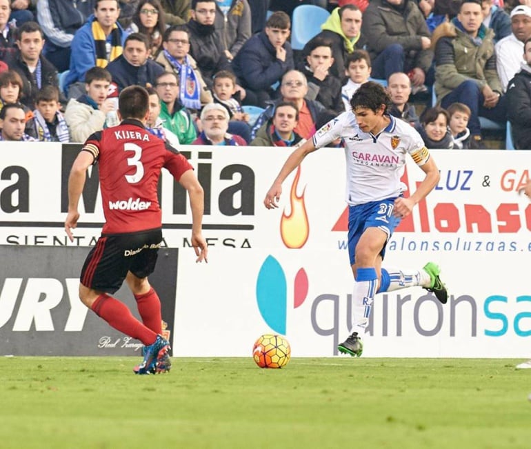 Vallejo conduce el balón en el último partido ante el Mirandés