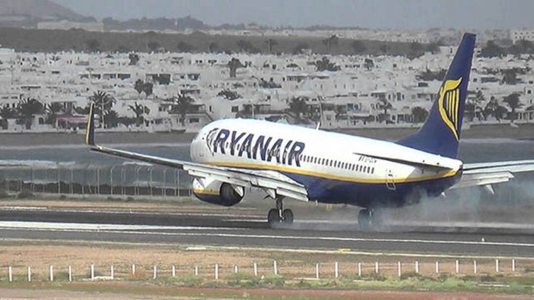 Avión de Ryanair aterrizando en el aeropuerto César Manrique Lanzarote.