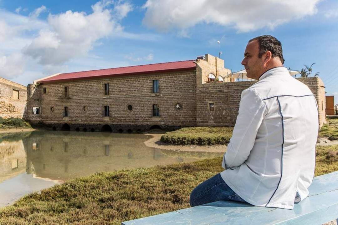 Ángel León, junto al antiguo molino de mareas