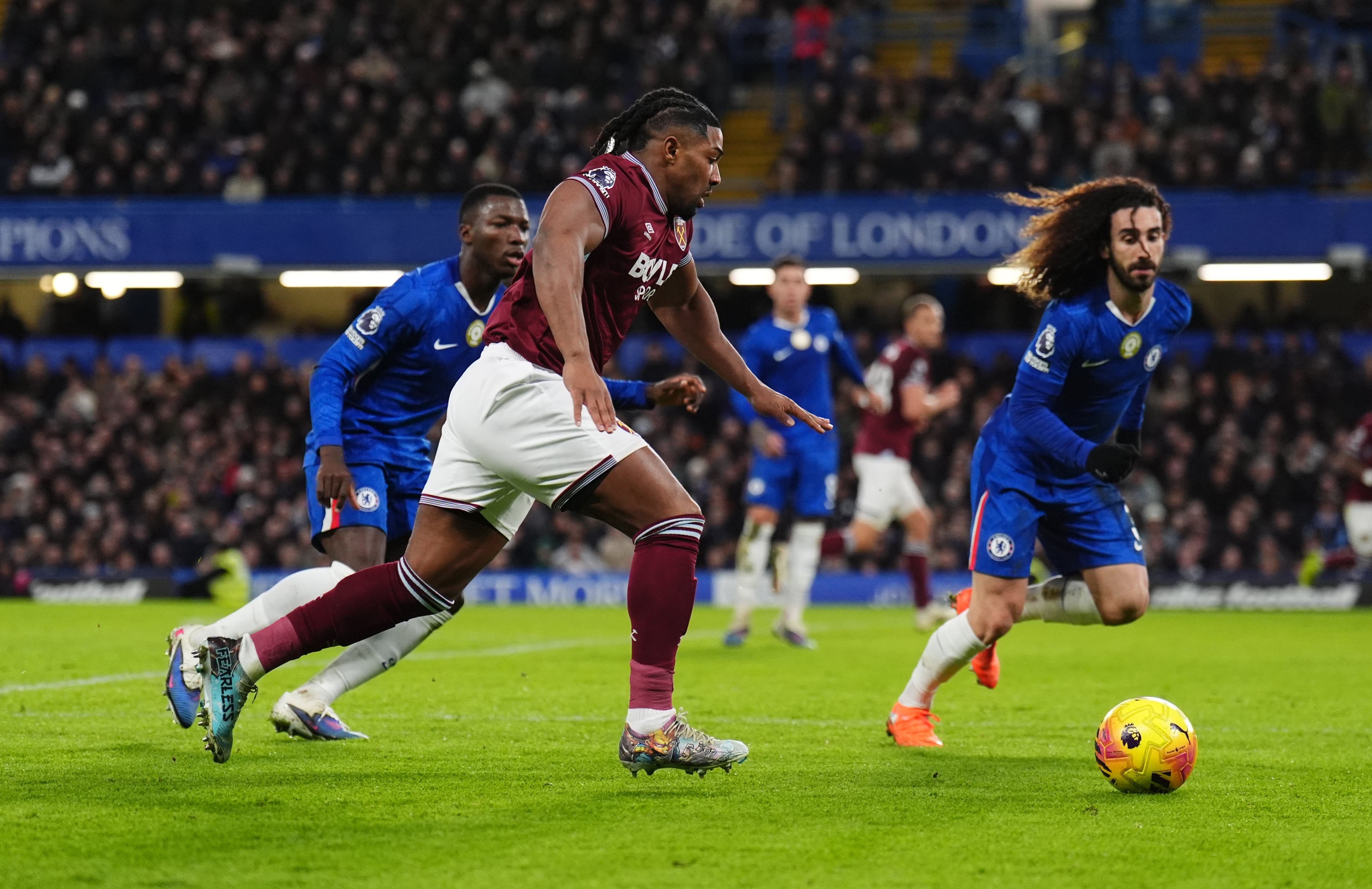 Adama Traoré, del West Ham, se mide en carrera con Marc Cucurella, del Chelsea