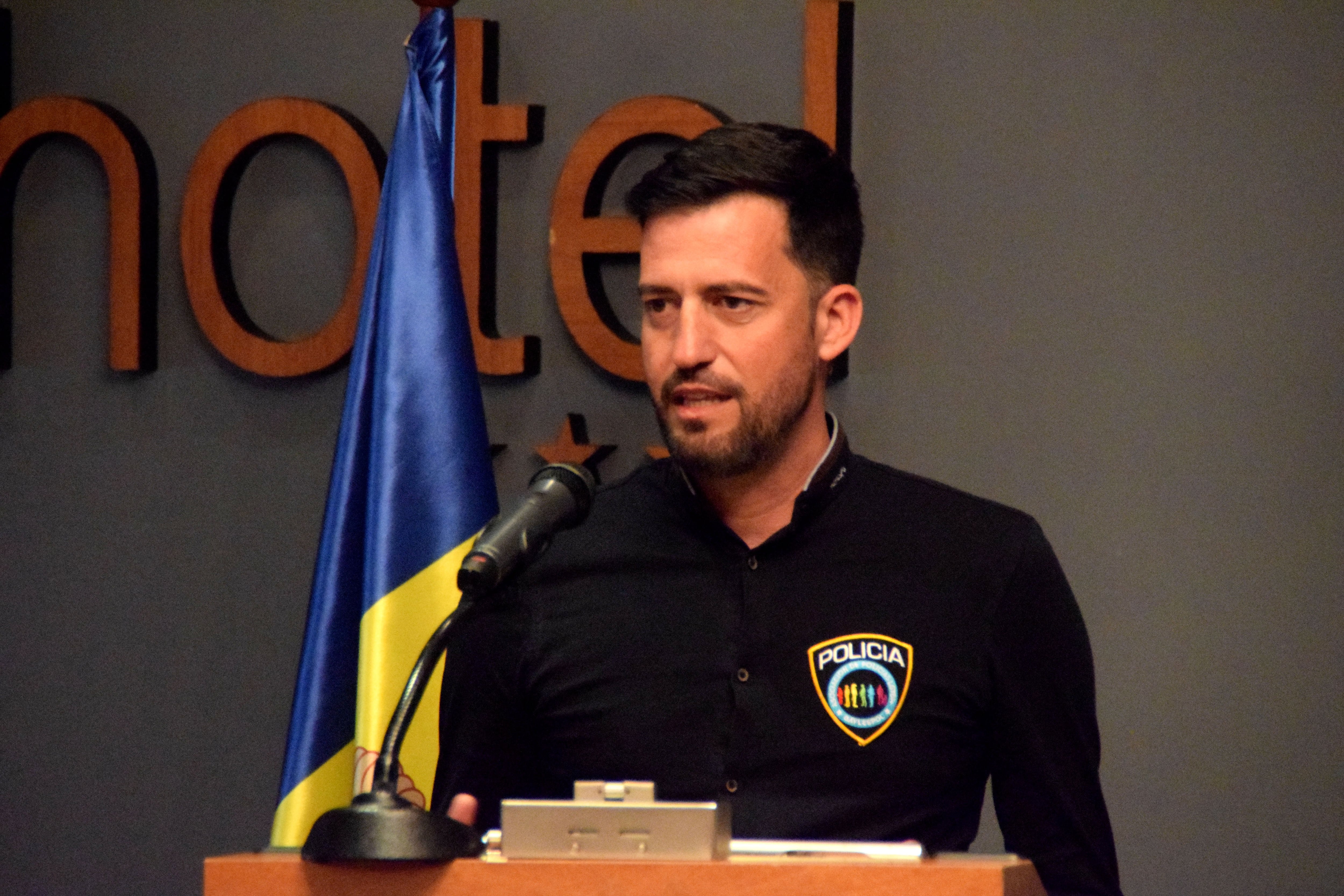 El president de Gaylespol, Manuel Peinado, durant la formació d'aquest dimarts contra la LGTBI-fòbia