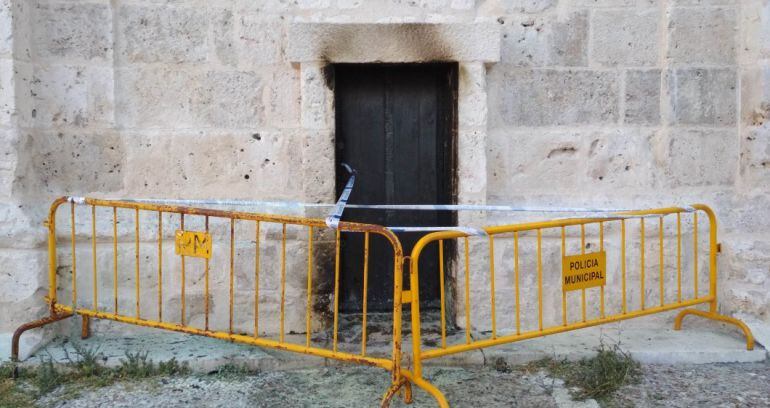 Aspecto de la puerta afectada por el incendio