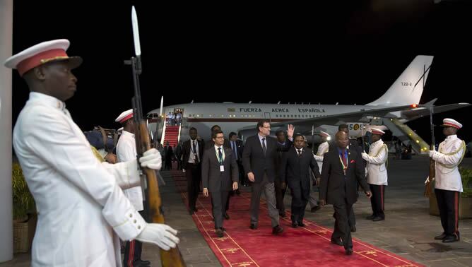 Mariano Rajoy, a su llegada al aeropuerto de Malabo, en Guinea Ecuatorial