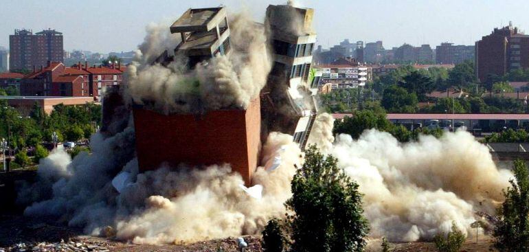 Voladura del edificio de Piensos CIA que permitió la construcción de viviendas en la zona